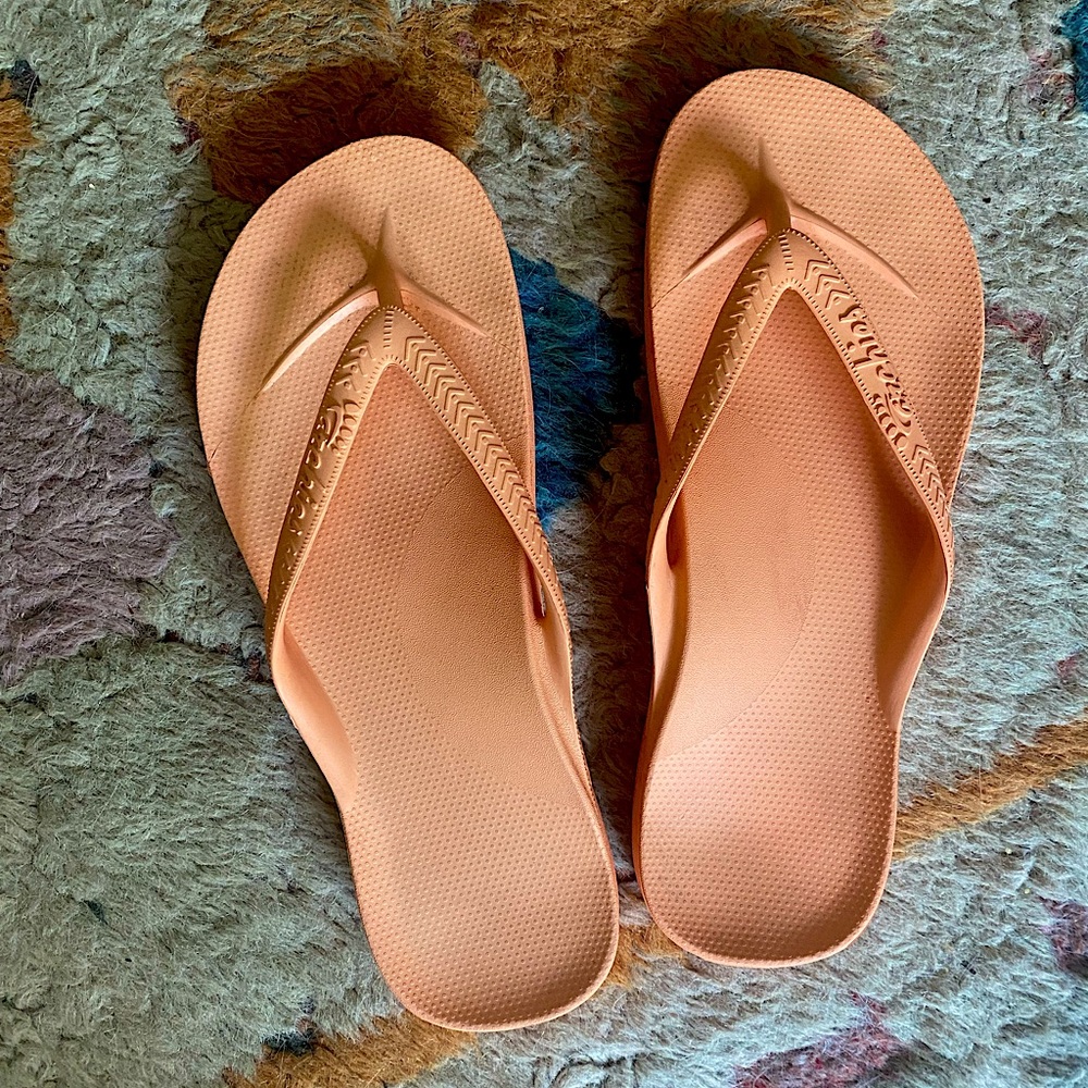 EUC Archie flip flops in peach! 🍑
